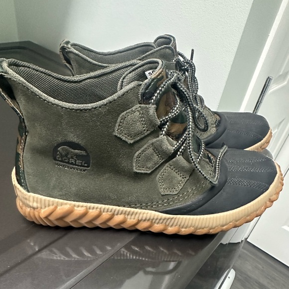 Sorel boots - Picture 2 of 4